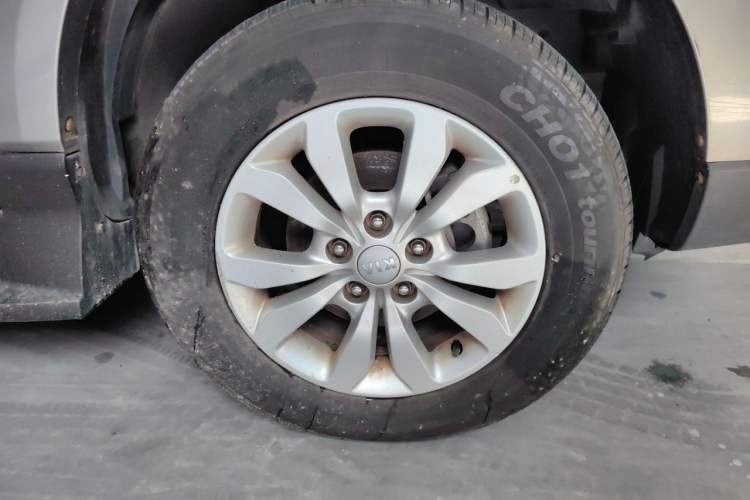 Used Kia Sportage 2013 2.0L Manual Two-Wheel Drive GL Trim Right Front Wheel Hub