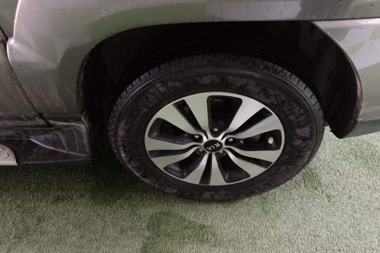 Used Kia Sportage 2013 2.0L Manual Two-Wheel Drive GLS Right Front Wheel Hub