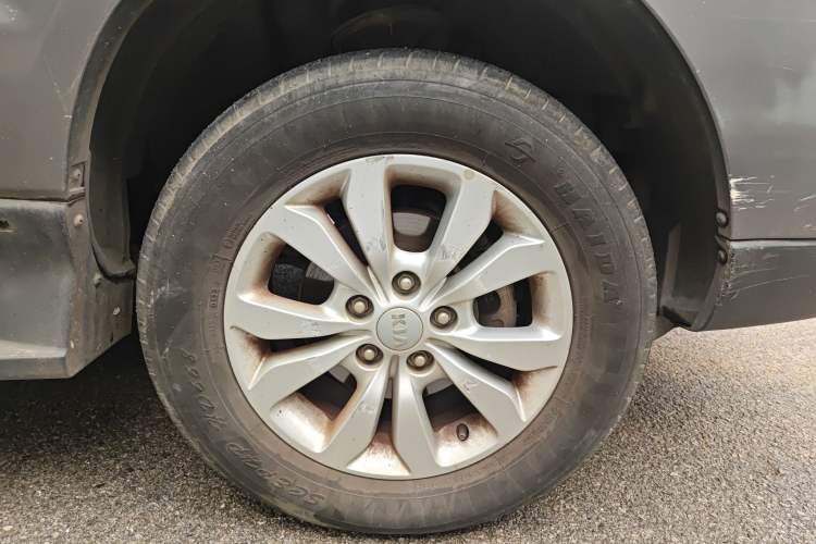 Used Kia Sportage 2013 2.0L Manual Two-Wheel Drive GL Trim Right Front Wheel Hub