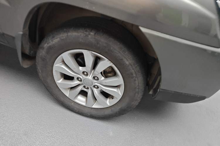 Used Kia Sportage 2013 2.0L Automatic Two-Wheel Drive GL Trim Right Front Wheel Hub
