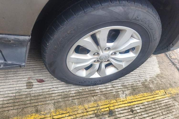 Used Kia Sportage 2013 2.0L Automatic Two-Wheel Drive GL Trim Right Front Wheel Hub