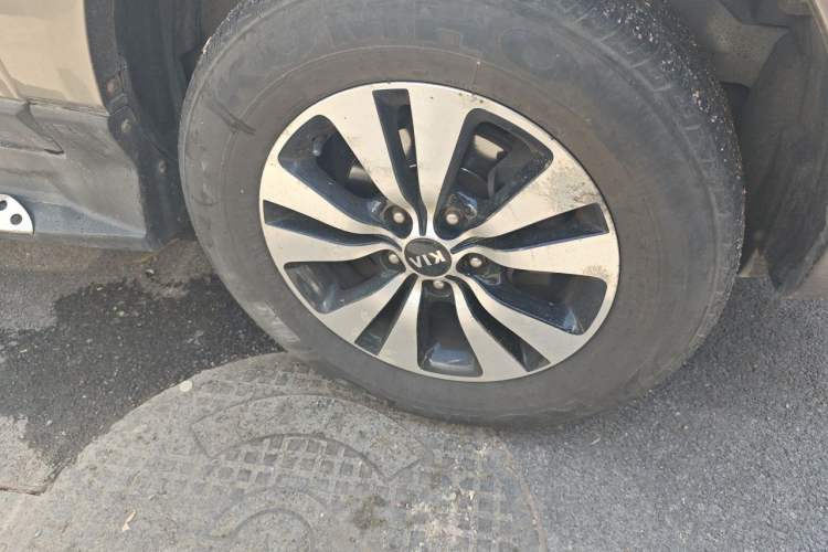 Used Kia Sportage 2013 2.0L Automatic Two-Wheel Drive GLS Trim Right Front Wheel Hub