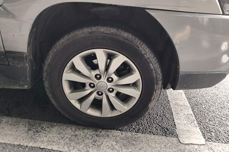 Used Kia Sportage 2013 2.0L Manual Two-Wheel Drive GL Trim Right Front Wheel Hub