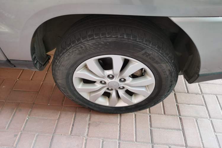 Used Kia Sportage 2013 2.0L Manual Two-Wheel Drive GL Trim Right Front Wheel Hub