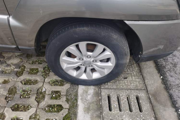 Used Kia Sportage 2013 2.0L Automatic Two-Wheel Drive GL Trim Right Front Wheel Hub