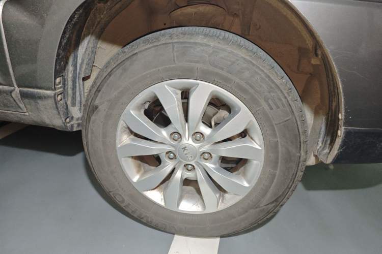 Used Kia Sportage 2013 2.0L Manual Two-Wheel Drive GL Trim Right Front Wheel Hub