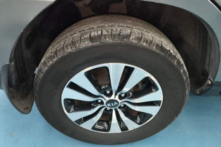 Used Kia Sportage 2013 2.0L Automatic Two-Wheel Drive GLS Trim Right Rear Wheel Hub