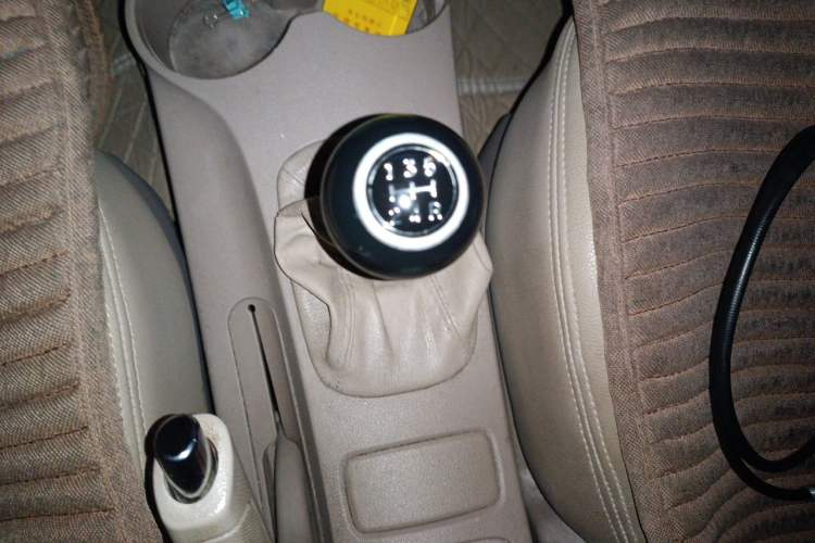 Used Kia Sportage 2013 2.0L Manual Two-Wheel Drive GL Trim Gear Lever