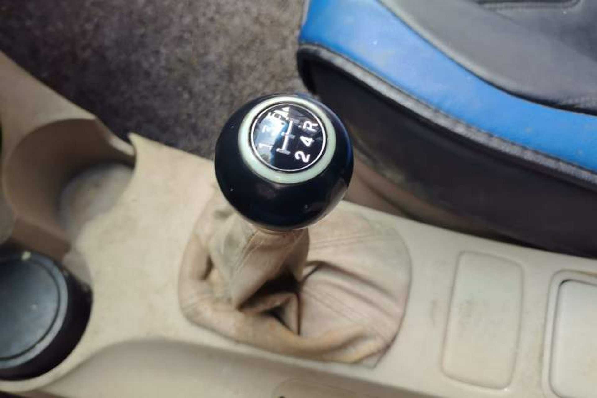 Used Kia Sportage 2013 2.0L Manual Two-Wheel Drive GL Trim Gear Lever