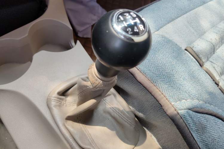 Used Kia Sportage 2013 2.0L Manual Two-Wheel Drive GL Trim Gear Lever