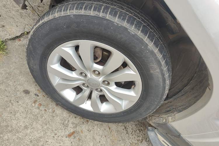 Used Kia Sportage 2013 2.0L Automatic Two-Wheel Drive GL Trim Left Front Wheel Hub