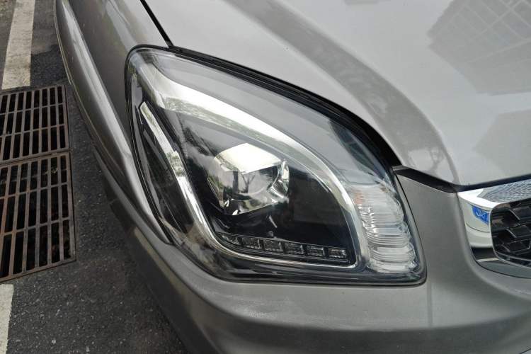 Used Kia Sportage 2013 2.0L Automatic Two-Wheel Drive GL Trim Right Front Headlight