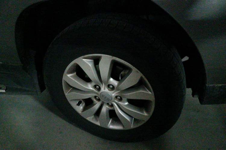 Used Kia Sportage 2013 2.0L Manual Two-Wheel Drive GL Trim Right Front Wheel Hub