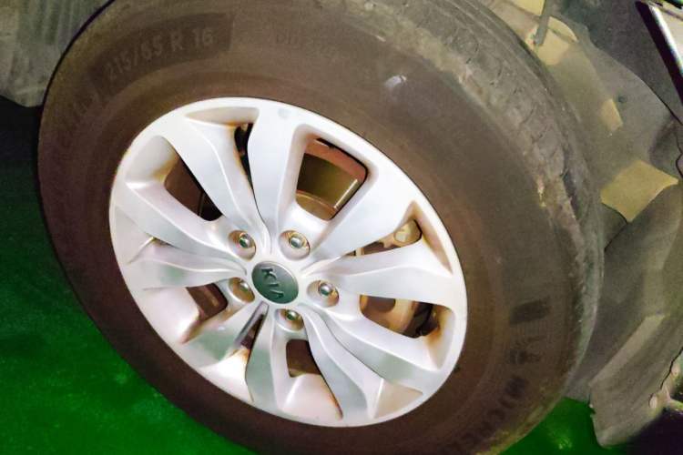 Used Kia Sportage 2013 2.0L Automatic Two-Wheel Drive GL Trim Right Front Wheel Hub