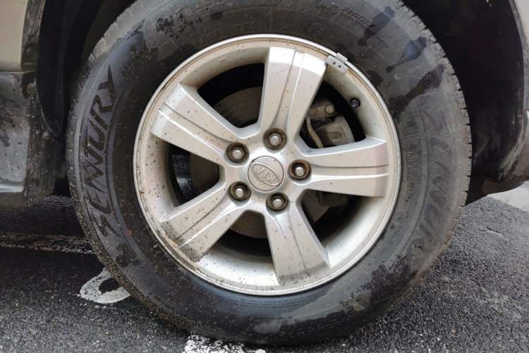 Used Kia Sportage 2013 2.0L Manual Two-Wheel Drive GL Trim Right Front Wheel Hub