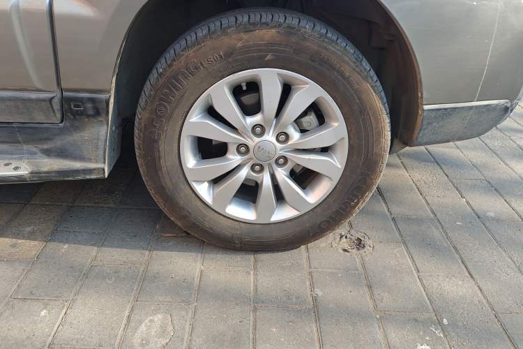 Used Kia Sportage 2013 2.0L Manual Two-Wheel Drive GL Trim Right Front Wheel Hub