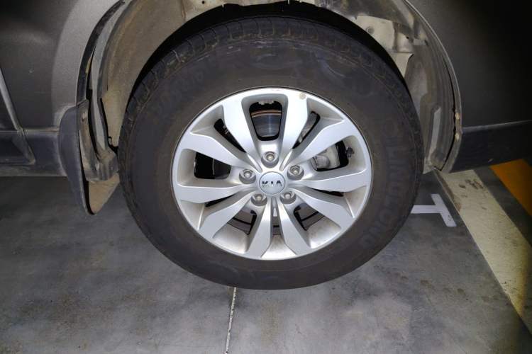 Used Kia Sportage 2013 2.0L Automatic Two-Wheel Drive GL Trim Right Front Wheel Hub
