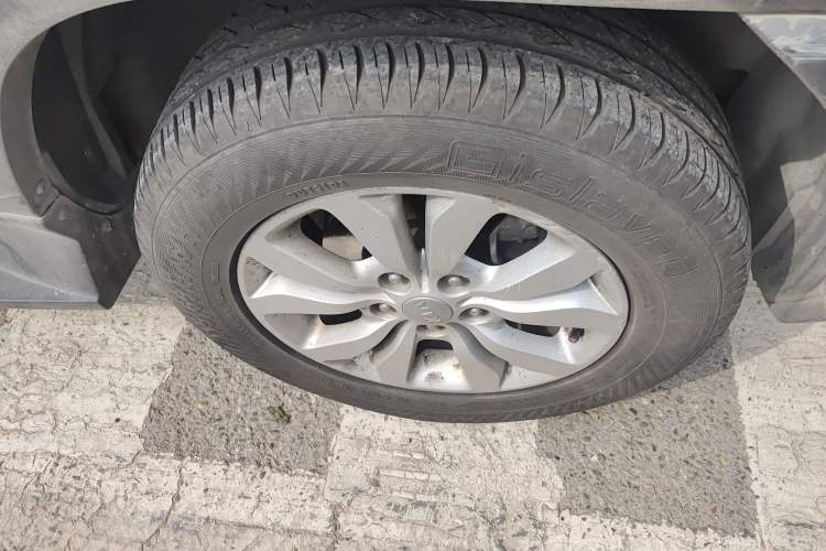 Used Kia Sportage 2013 2.0L Automatic Two-Wheel Drive GL Trim Right Front Wheel Hub