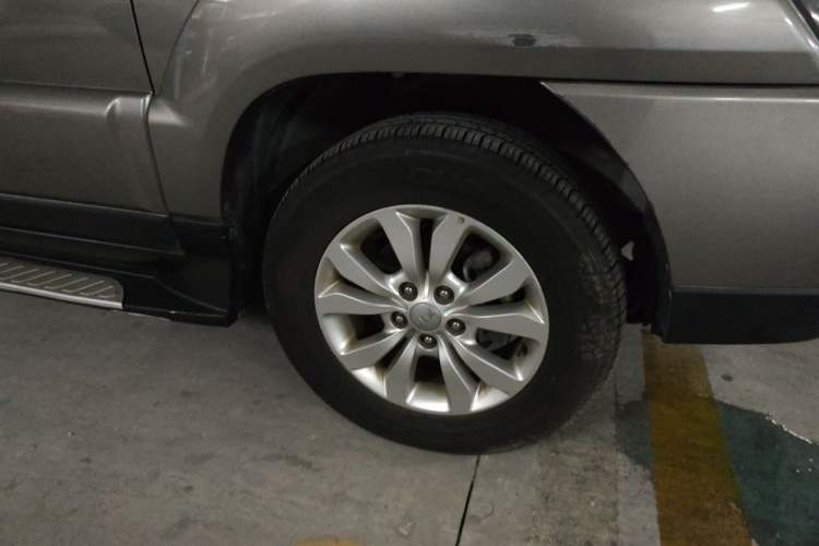 Used Kia Sportage 2013 2.0L Manual Two-Wheel Drive GL Trim Right Front Wheel Hub