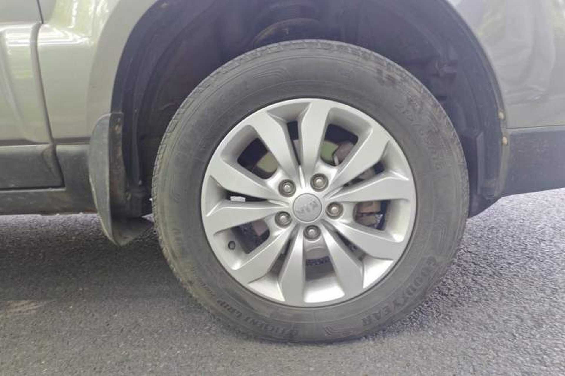 Used Kia Sportage 2013 2.0L Manual Two-Wheel Drive GL Trim Right Front Wheel Hub