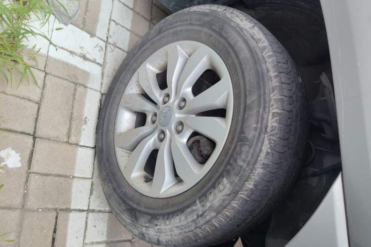 Used Kia Sportage 2013 2.0L Manual Two-Wheel Drive GL Trim Right Front Wheel Hub