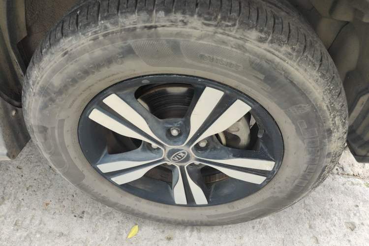 Used Kia Sportage 2013 2.0L Automatic Two-Wheel Drive GLS Trim Right Front Wheel Hub