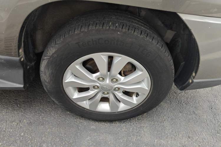 Used Kia Sportage 2013 2.0L Automatic Two-Wheel Drive GL Trim Right Front Wheel Hub