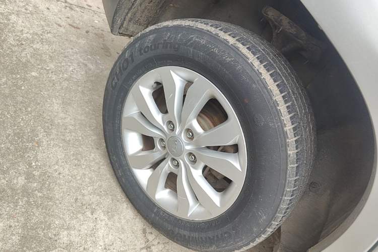 Used Kia Sportage 2013 2.0L Automatic Two-Wheel Drive GL Trim Right Rear Wheel Hub