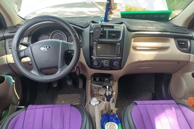 Used Kia Sportage 2013 2.0L Manual Two-Wheel Drive GL Trim Center Console