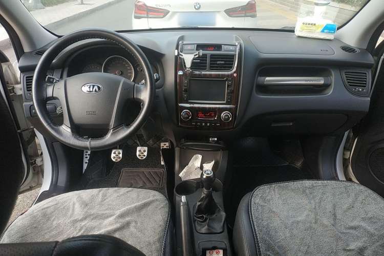 Used Kia Sportage 2013 2.0L Manual Two-Wheel Drive GLS Center Console
