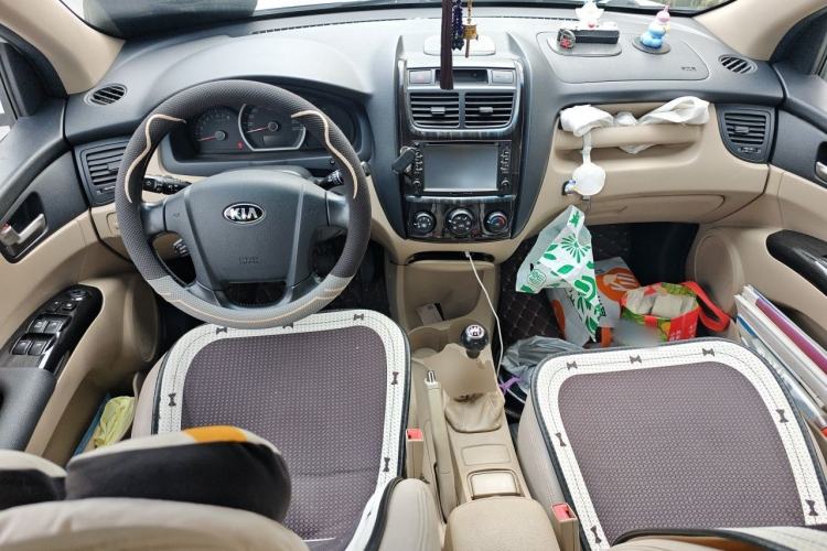 Used Kia Sportage 2013 2.0L Manual Two-Wheel Drive GL Trim Center Console