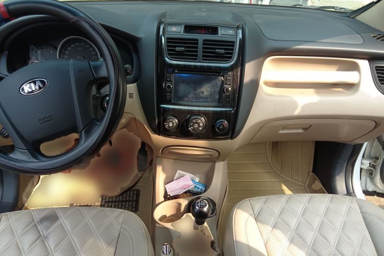 Used Kia Sportage 2013 2.0L Manual Two-Wheel Drive GL Trim Center Console