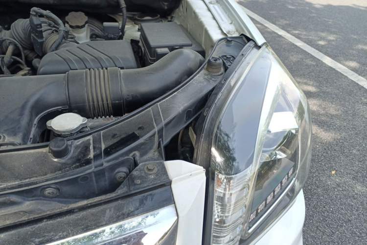 Used Kia Sportage 2013 2.0L Manual Two-Wheel Drive GL Trim Engine Bay Left