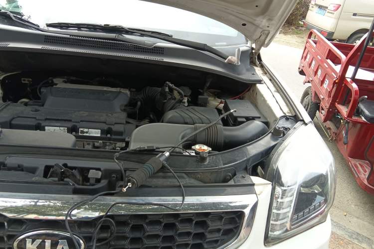 Used Kia Sportage 2013 2.0L Manual Two-Wheel Drive GL Trim Engine Bay Left