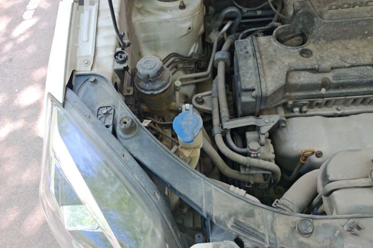 Used Kia Sportage 2013 2.0L Manual Two-Wheel Drive GL Trim Engine Bay Right