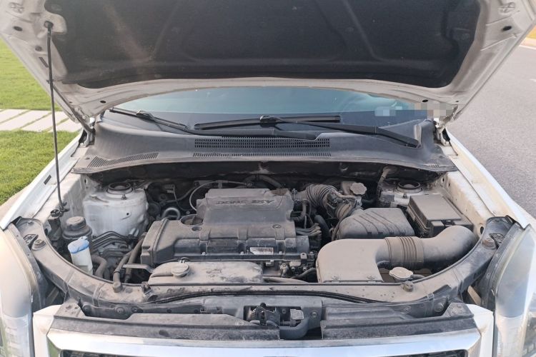 Used Kia Sportage 2013 2.0L Manual Two-Wheel Drive GLS Engine Bay