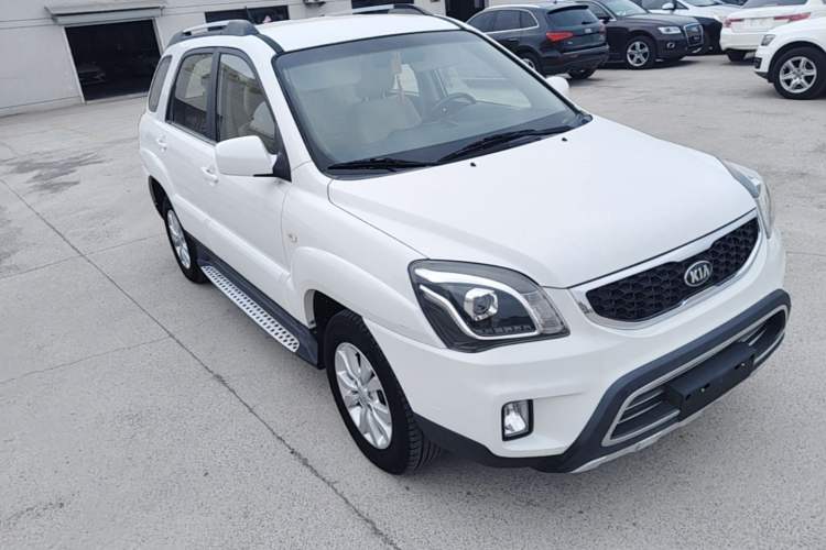 Used Kia Sportage 2013 2.0L Manual Two-Wheel Drive GL Trim Front Right 45 Deg