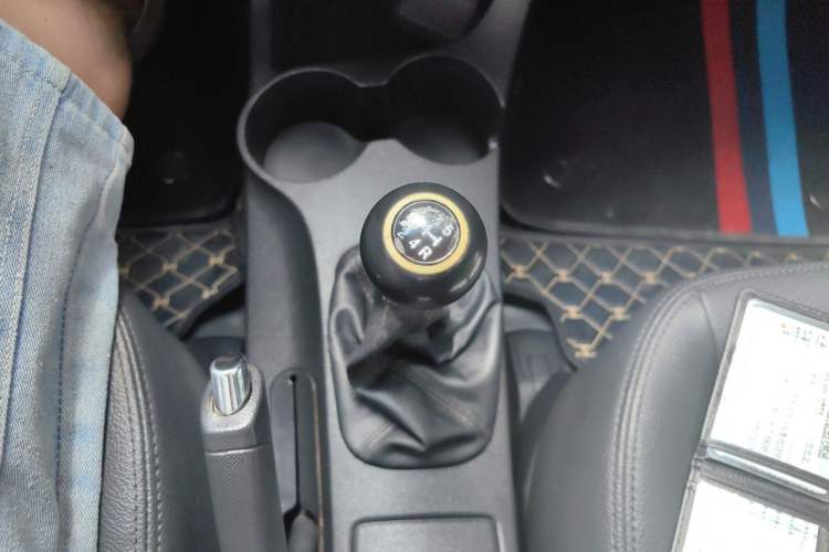 Used Kia Sportage 2013 2.0L Manual Two-Wheel Drive GLS Gear Lever
