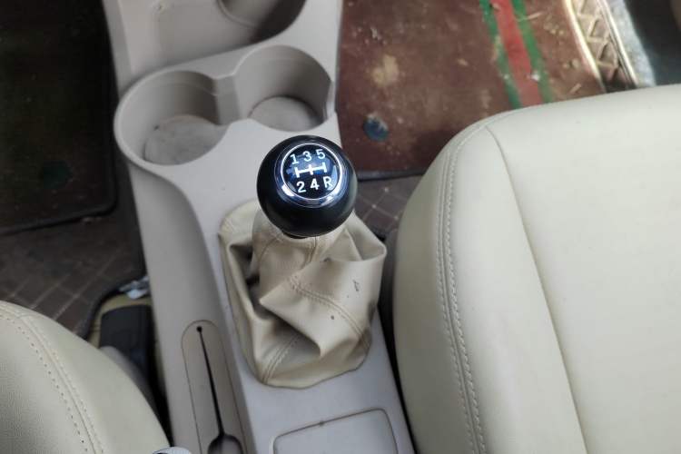 Used Kia Sportage 2013 2.0L Manual Two-Wheel Drive GL Trim Gear Lever