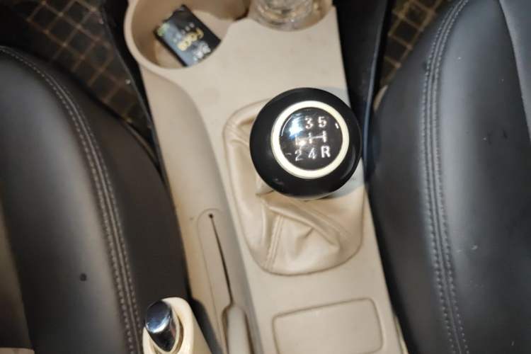 Used Kia Sportage 2013 2.0L Manual Two-Wheel Drive GL Trim Gear Lever