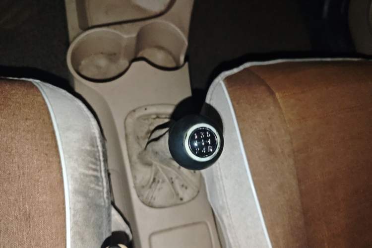 Used Kia Sportage 2013 2.0L Manual Two-Wheel Drive GL Trim Gear Lever