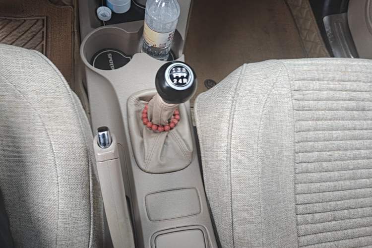 Used Kia Sportage 2013 2.0L Manual Two-Wheel Drive GL Trim Gear Lever