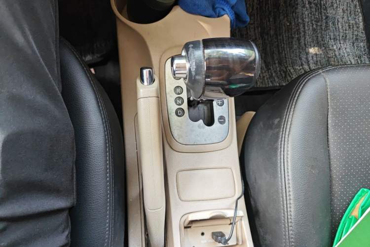 Used Kia Sportage 2013 2.0L Automatic Two-Wheel Drive GL Trim Gear Lever