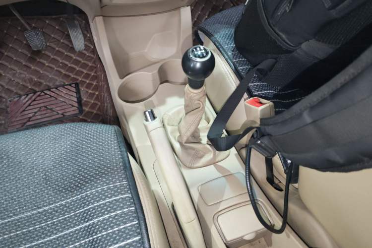 Used Kia Sportage 2013 2.0L Manual Two-Wheel Drive GL Trim Gear Lever