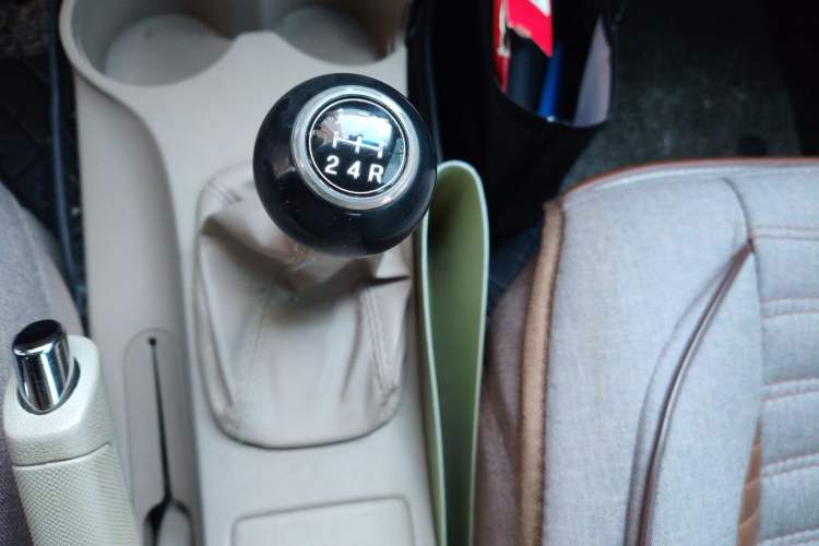 Used Kia Sportage 2013 2.0L Manual Two-Wheel Drive GL Trim Gear Lever