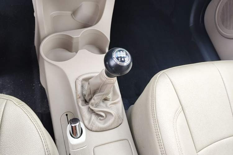 Used Kia Sportage 2013 2.0L Manual Two-Wheel Drive GL Trim Gear Lever