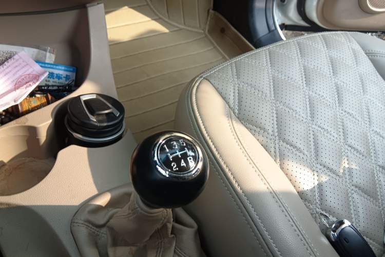 Used Kia Sportage 2013 2.0L Manual Two-Wheel Drive GL Trim Gear Lever