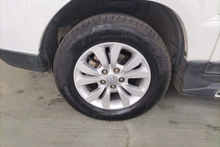 Used Kia Sportage 2013 2.0L Manual Two-Wheel Drive GL Trim Left Front Wheel Hub