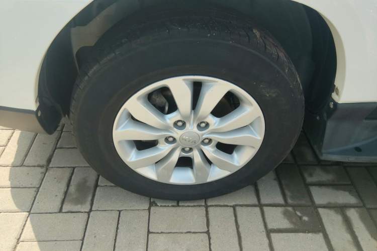 Used Kia Sportage 2013 2.0L Automatic Two-Wheel Drive GL Trim Left Front Wheel Hub