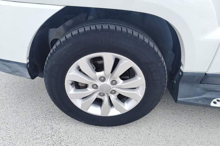 Used Kia Sportage 2013 2.0L Manual Two-Wheel Drive GL Trim Left Front Wheel Hub